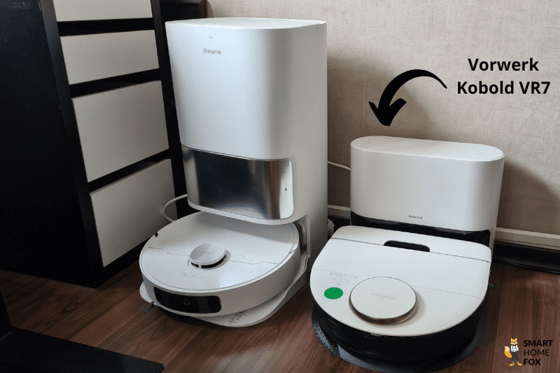Die Vorwerk Kobold RB7 Servicesstation steht im Vergleich neben einer Multifunktionsstation eines Konkurenzproduktes.